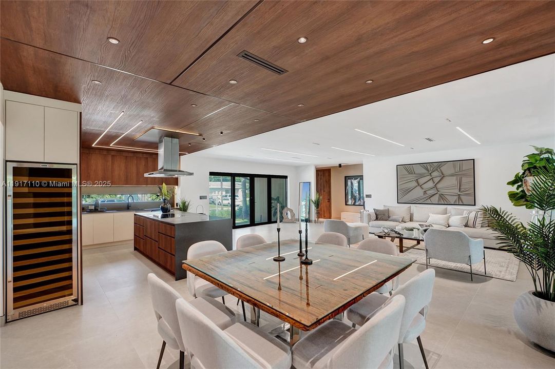 合同活跃: $1,900,000 (3 贝兹, 3 浴室, 2189 平方英尺)