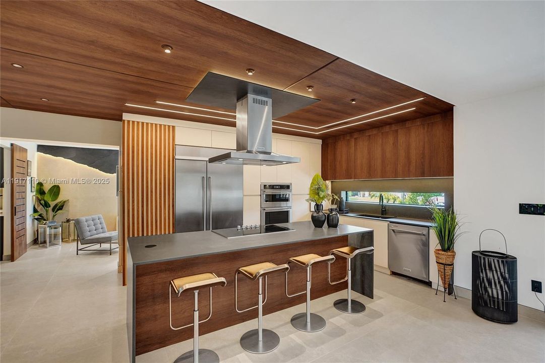 合同活跃: $1,900,000 (3 贝兹, 3 浴室, 2189 平方英尺)