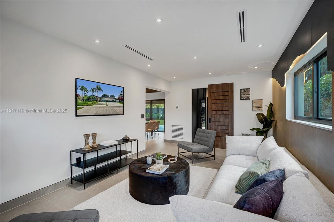 合同活跃: $1,900,000 (3 贝兹, 3 浴室, 2189 平方英尺)