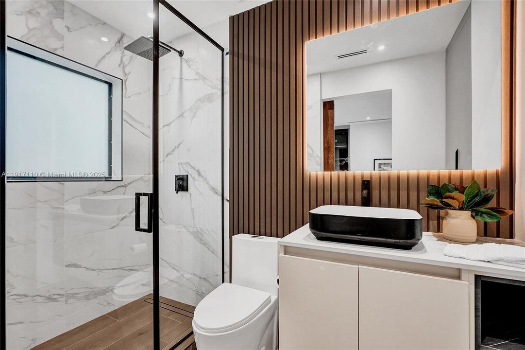 合同活跃: $1,900,000 (3 贝兹, 3 浴室, 2189 平方英尺)