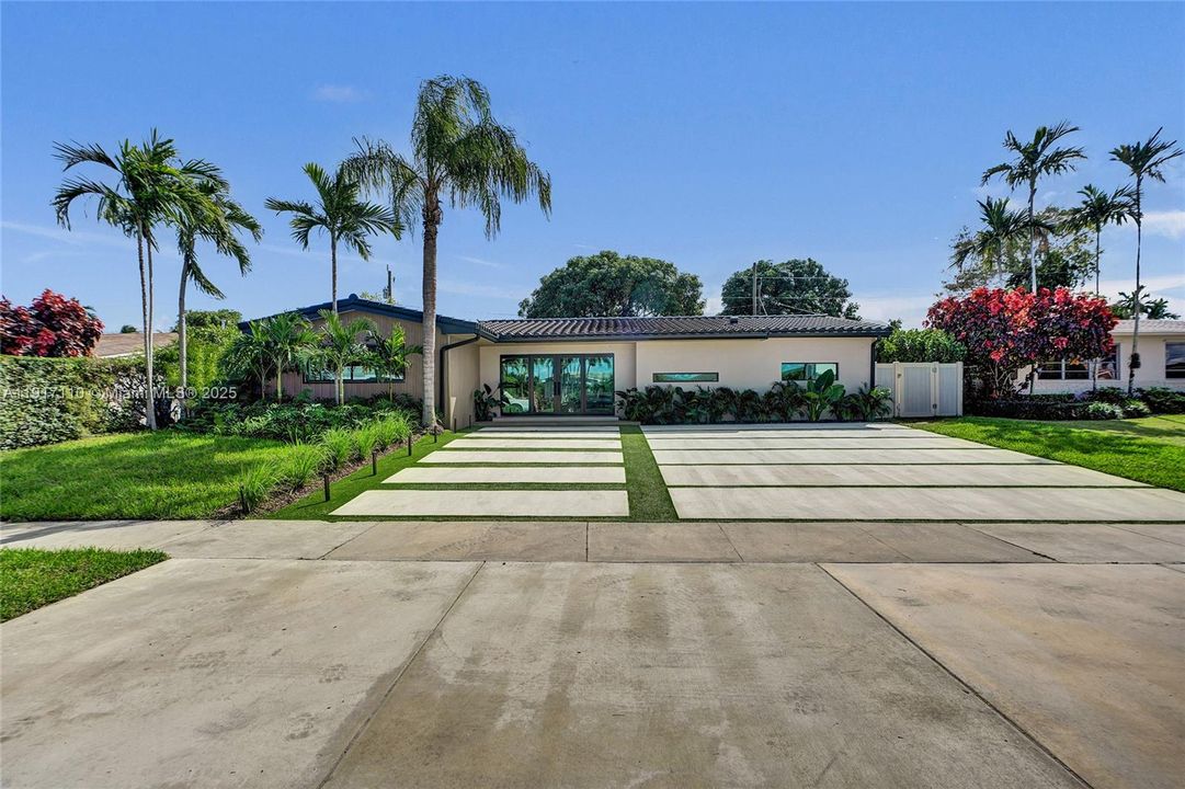 合同活跃: $1,900,000 (3 贝兹, 3 浴室, 2189 平方英尺)