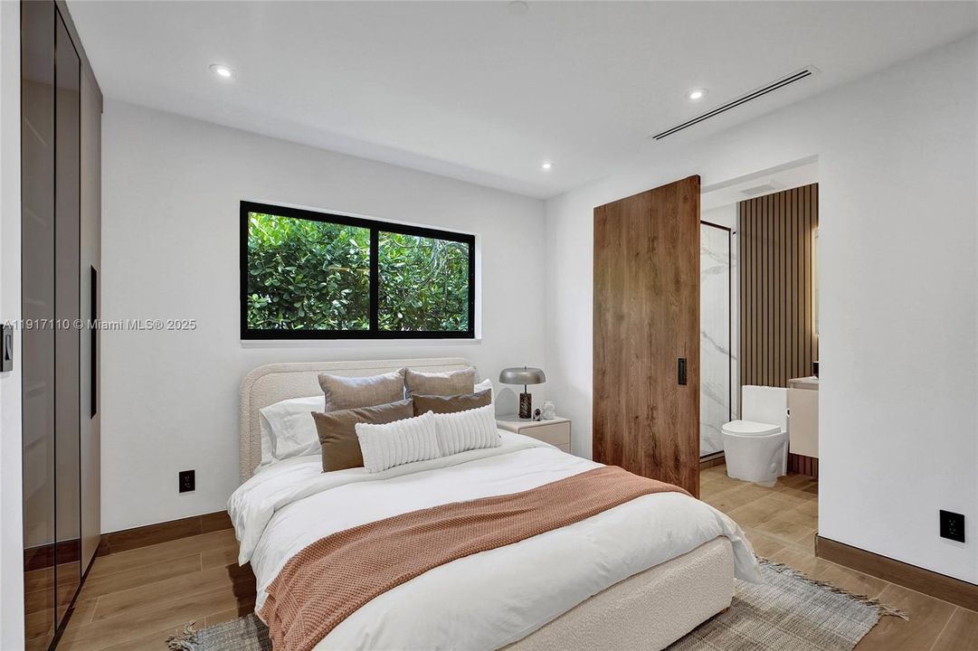 合同活跃: $1,900,000 (3 贝兹, 3 浴室, 2189 平方英尺)