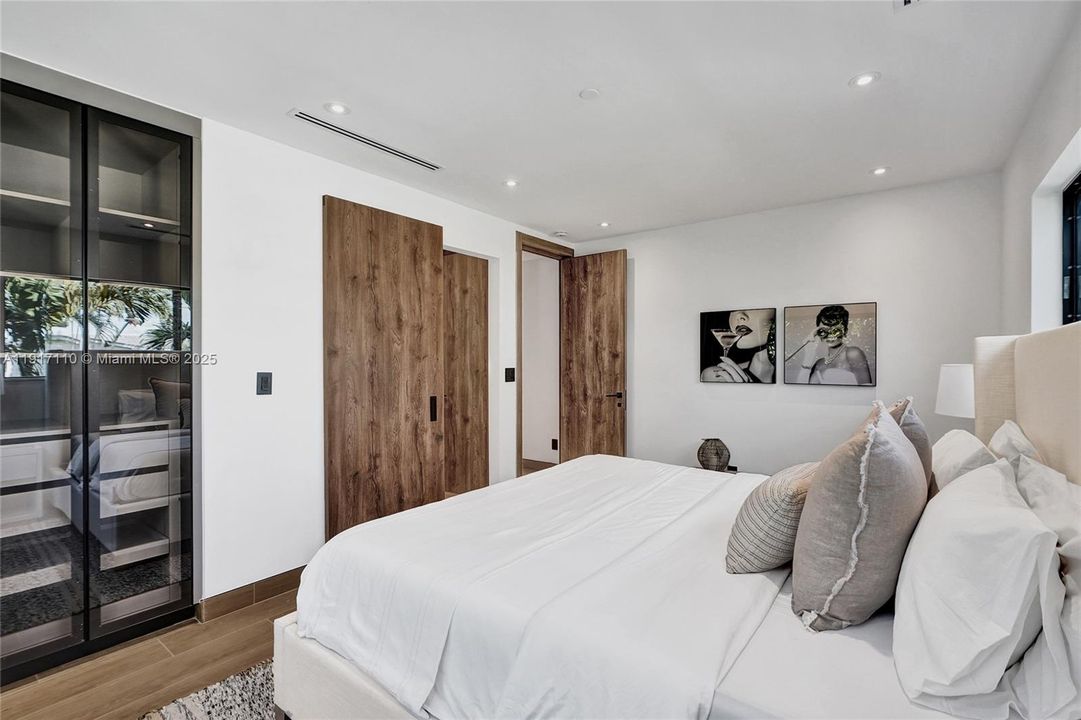 合同活跃: $1,900,000 (3 贝兹, 3 浴室, 2189 平方英尺)