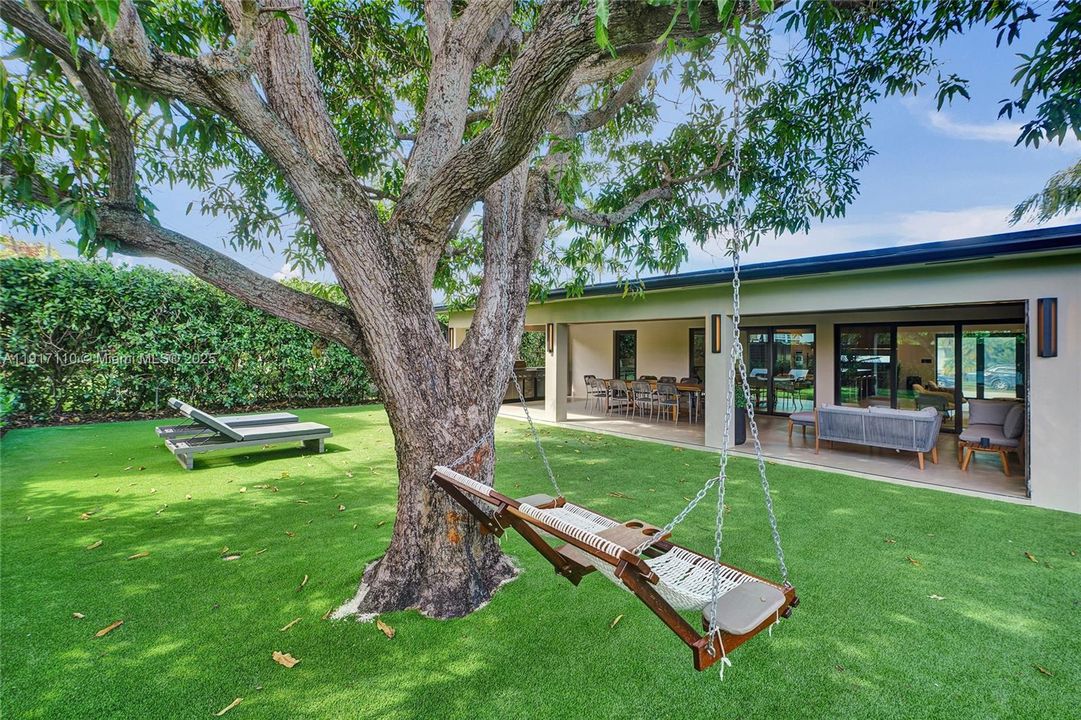 合同活跃: $1,900,000 (3 贝兹, 3 浴室, 2189 平方英尺)