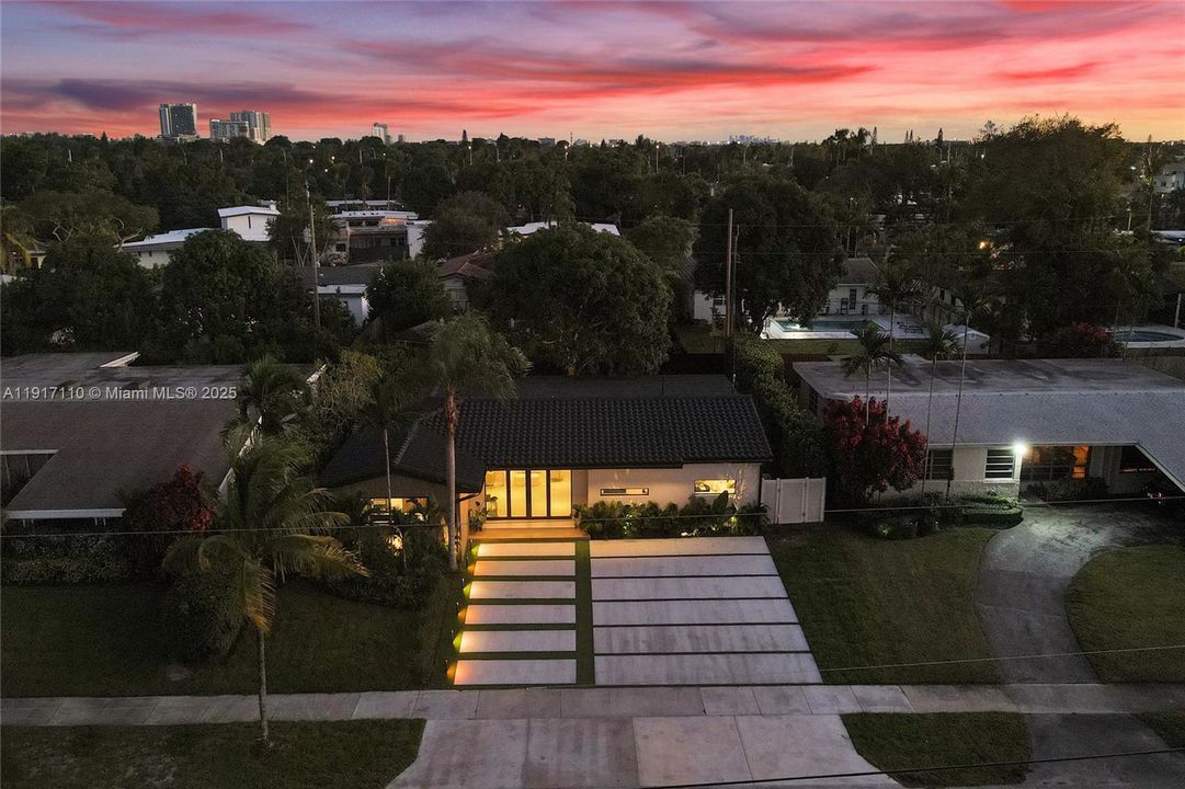 合同活跃: $1,900,000 (3 贝兹, 3 浴室, 2189 平方英尺)