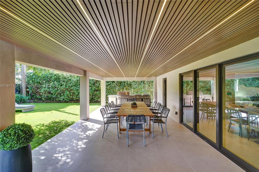 合同活跃: $1,900,000 (3 贝兹, 3 浴室, 2189 平方英尺)