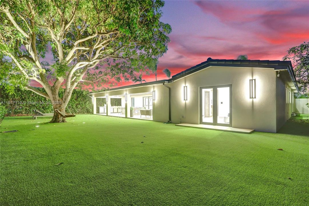 合同活跃: $1,900,000 (3 贝兹, 3 浴室, 2189 平方英尺)