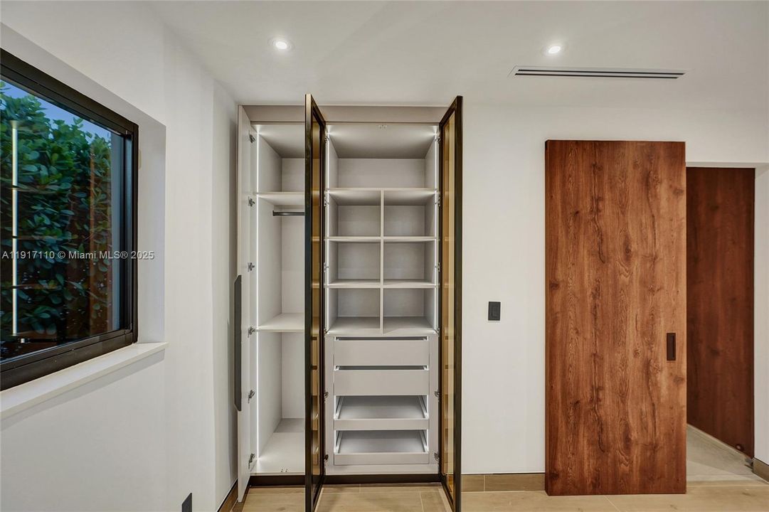 合同活跃: $1,900,000 (3 贝兹, 3 浴室, 2189 平方英尺)