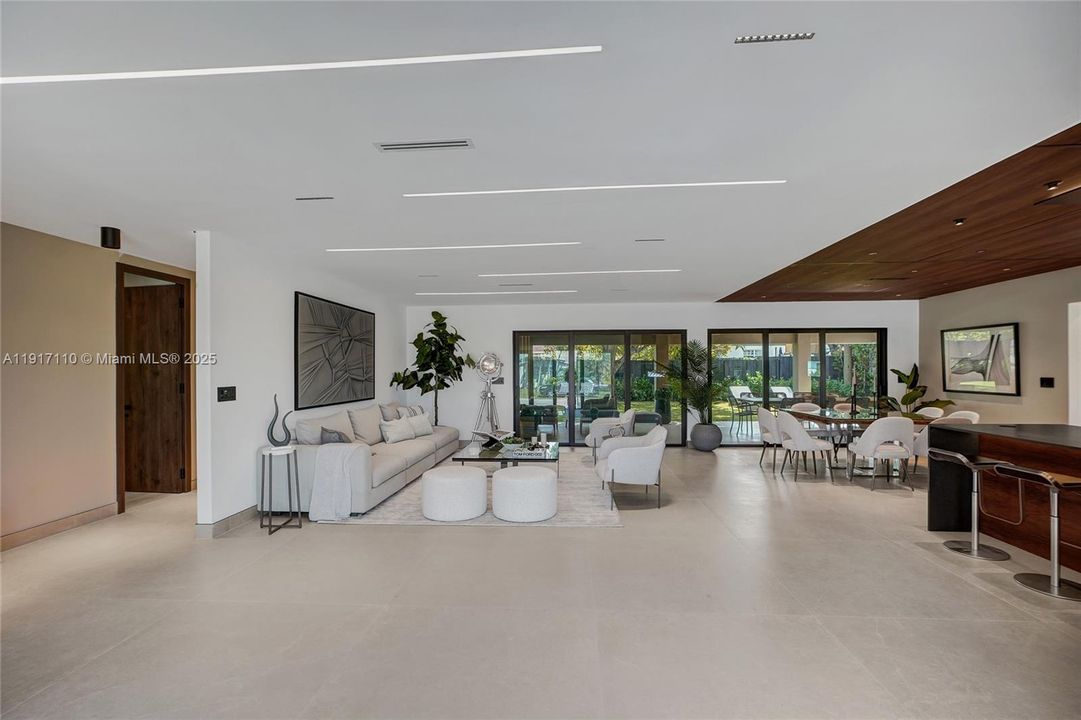 合同活跃: $1,900,000 (3 贝兹, 3 浴室, 2189 平方英尺)