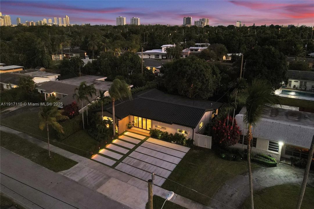 合同活跃: $1,900,000 (3 贝兹, 3 浴室, 2189 平方英尺)