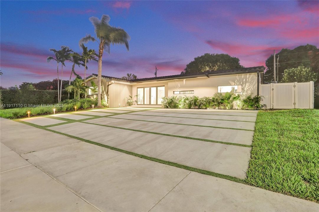 合同活跃: $1,900,000 (3 贝兹, 3 浴室, 2189 平方英尺)