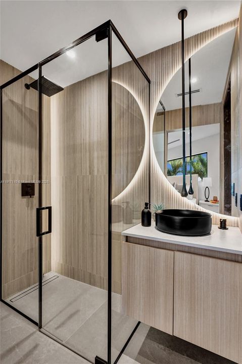 合同活跃: $1,900,000 (3 贝兹, 3 浴室, 2189 平方英尺)