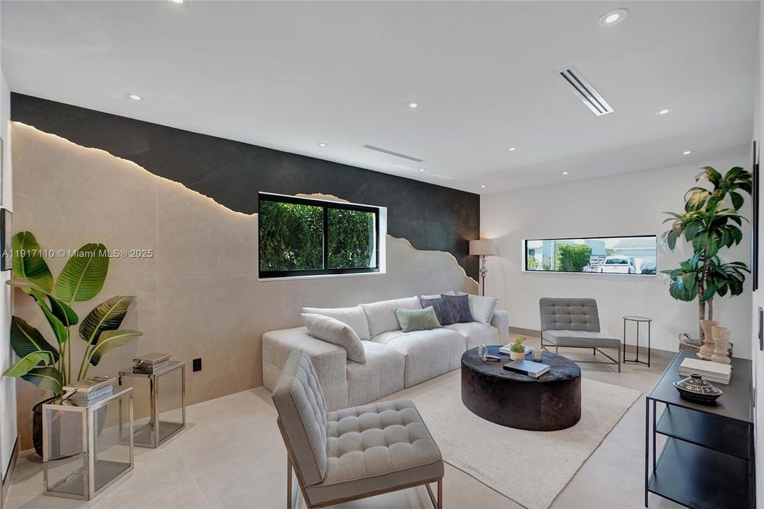 合同活跃: $1,900,000 (3 贝兹, 3 浴室, 2189 平方英尺)