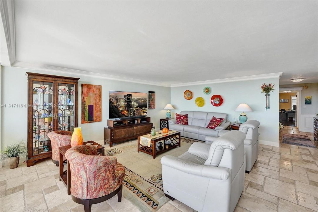 For Sale: $840,000 (2 beds, 2 baths, 1500 Square Feet)