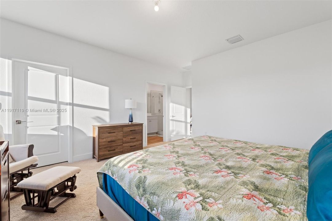 出租: $4,500 (4 贝兹, 3 浴室, 1994 平方英尺)