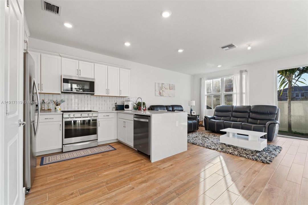 出租: $4,500 (4 贝兹, 3 浴室, 1994 平方英尺)