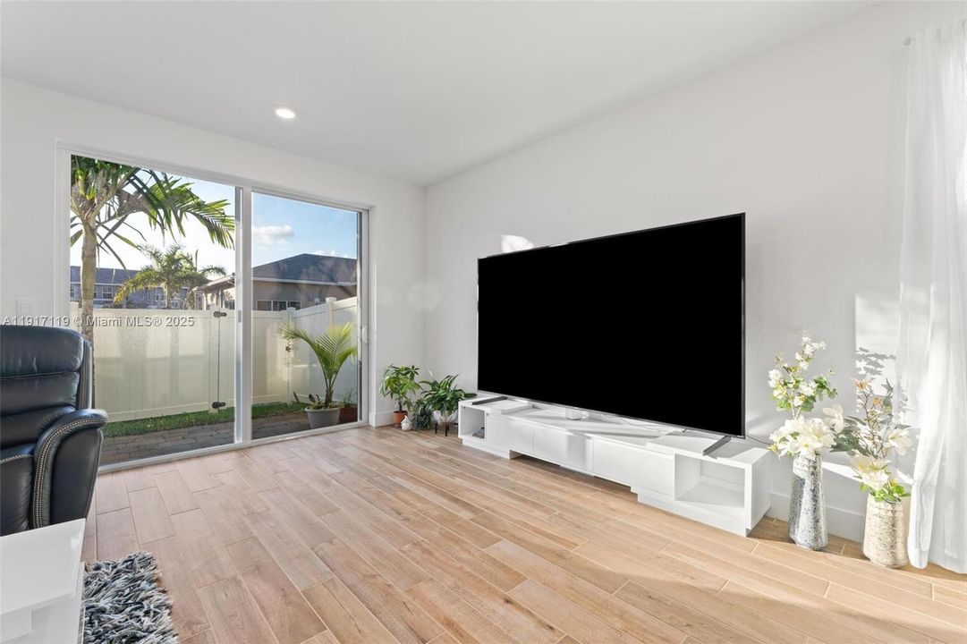 出租: $4,500 (4 贝兹, 3 浴室, 1994 平方英尺)