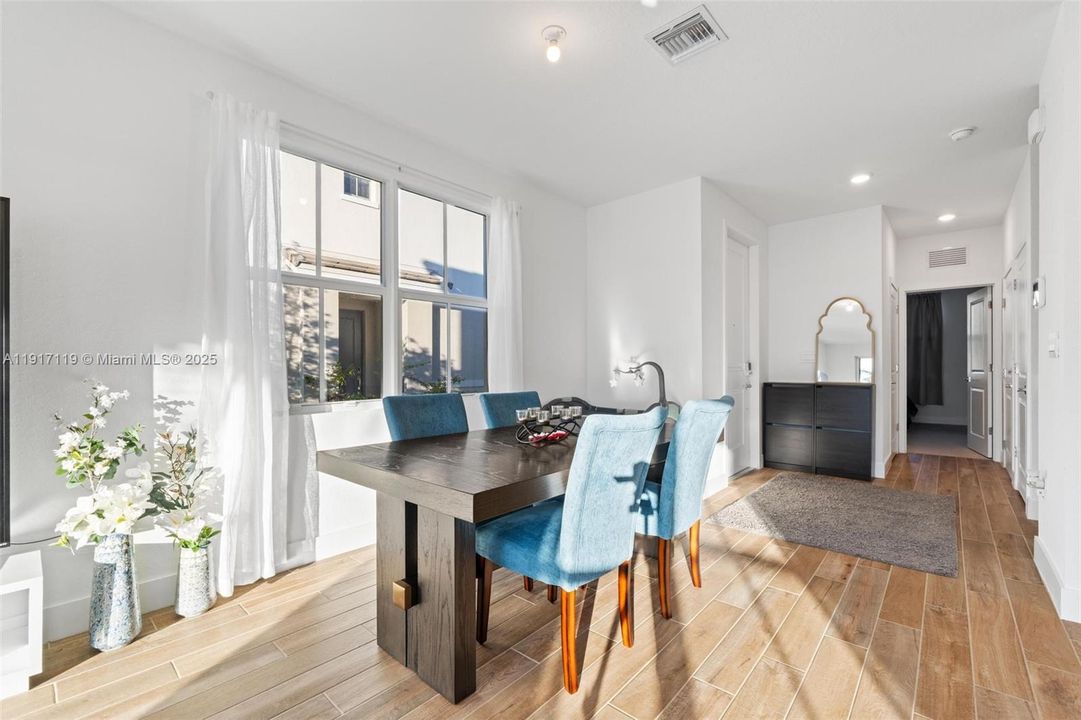 出租: $4,500 (4 贝兹, 3 浴室, 1994 平方英尺)