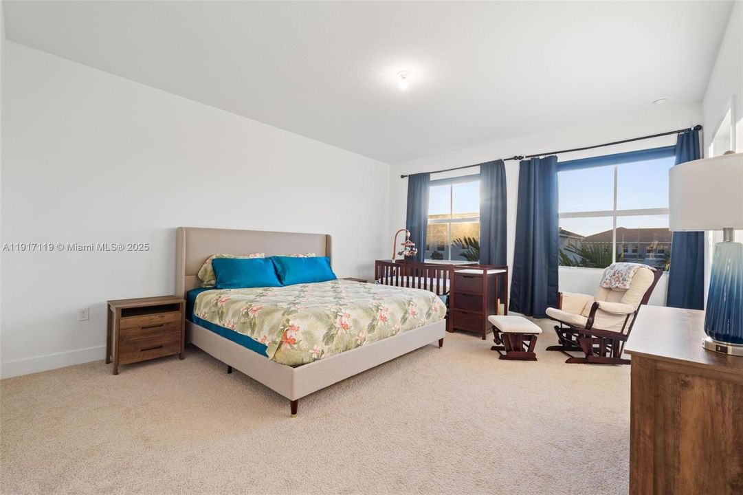 出租: $4,500 (4 贝兹, 3 浴室, 1994 平方英尺)