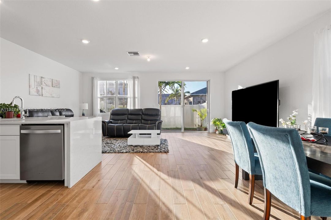 出租: $4,500 (4 贝兹, 3 浴室, 1994 平方英尺)