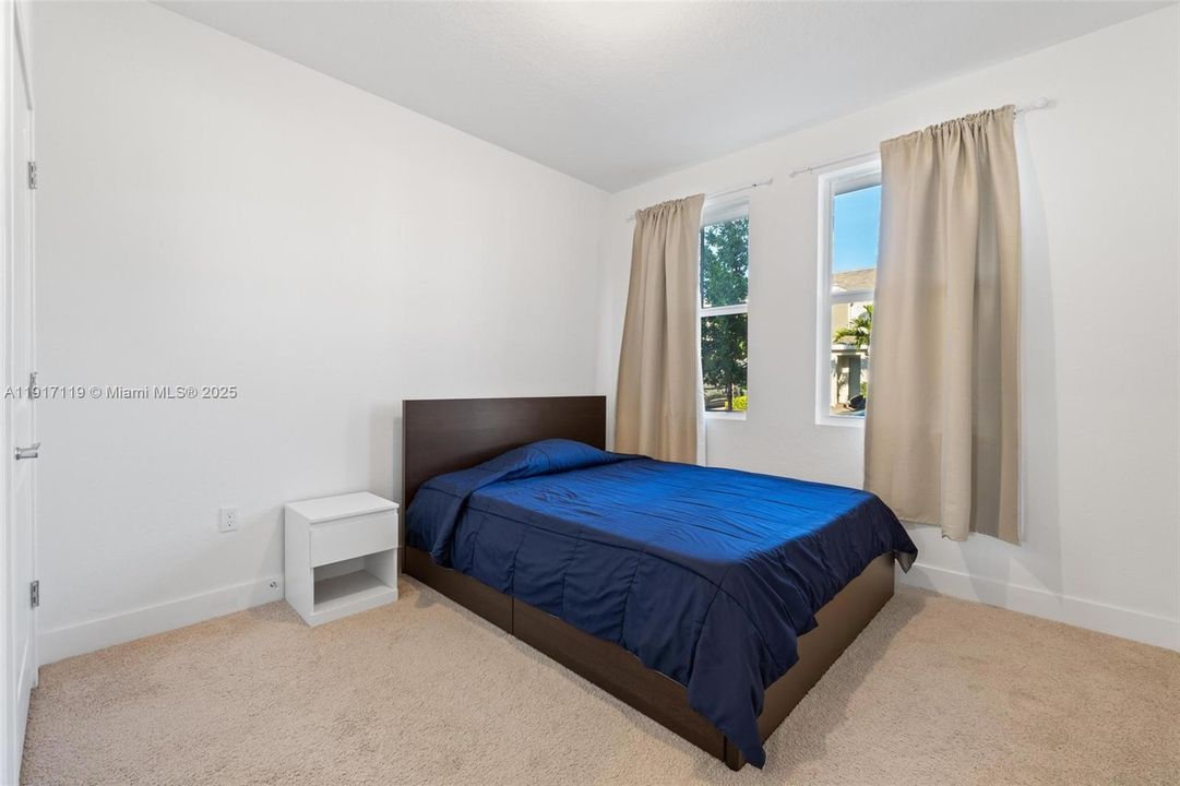 出租: $4,500 (4 贝兹, 3 浴室, 1994 平方英尺)