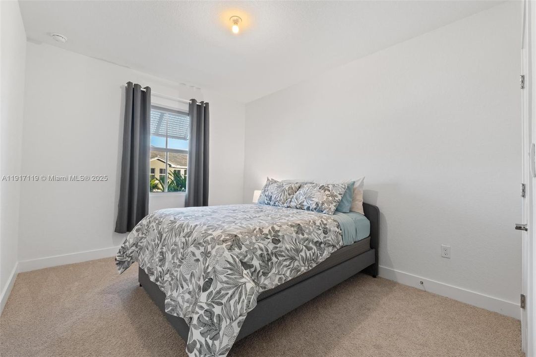 出租: $4,500 (4 贝兹, 3 浴室, 1994 平方英尺)