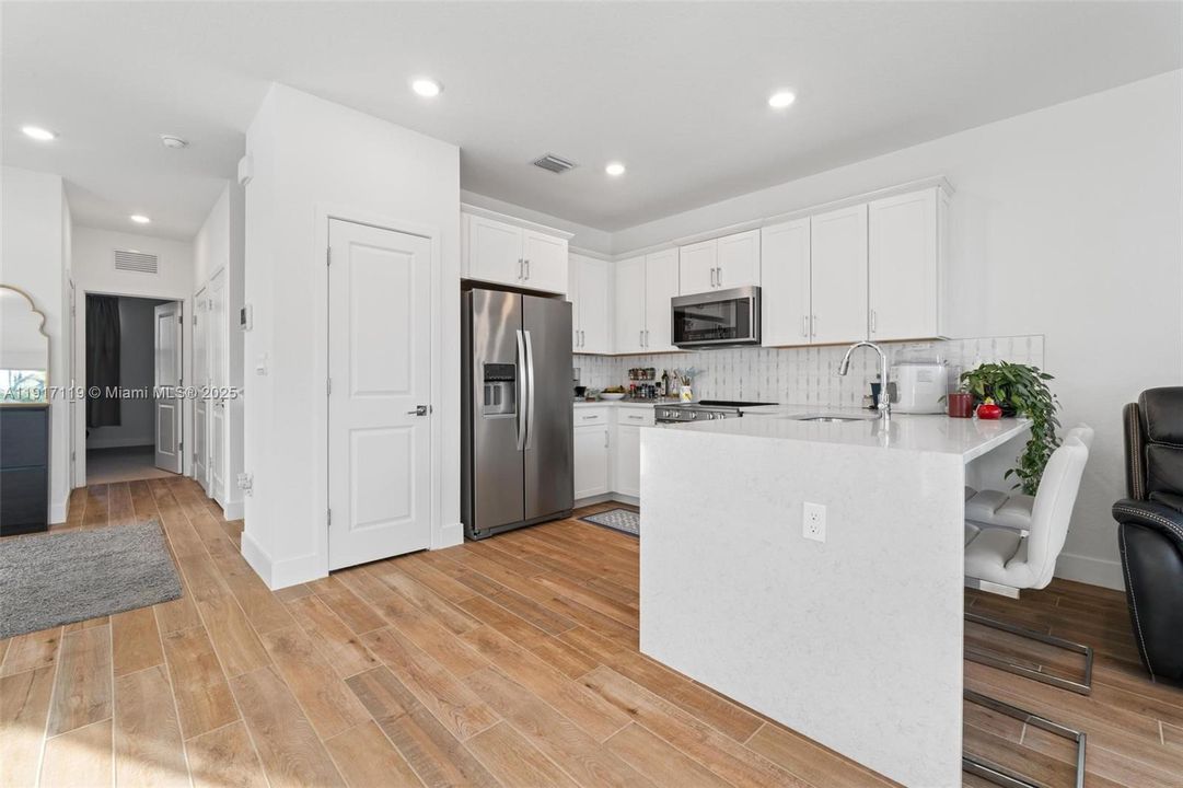 出租: $4,500 (4 贝兹, 3 浴室, 1994 平方英尺)