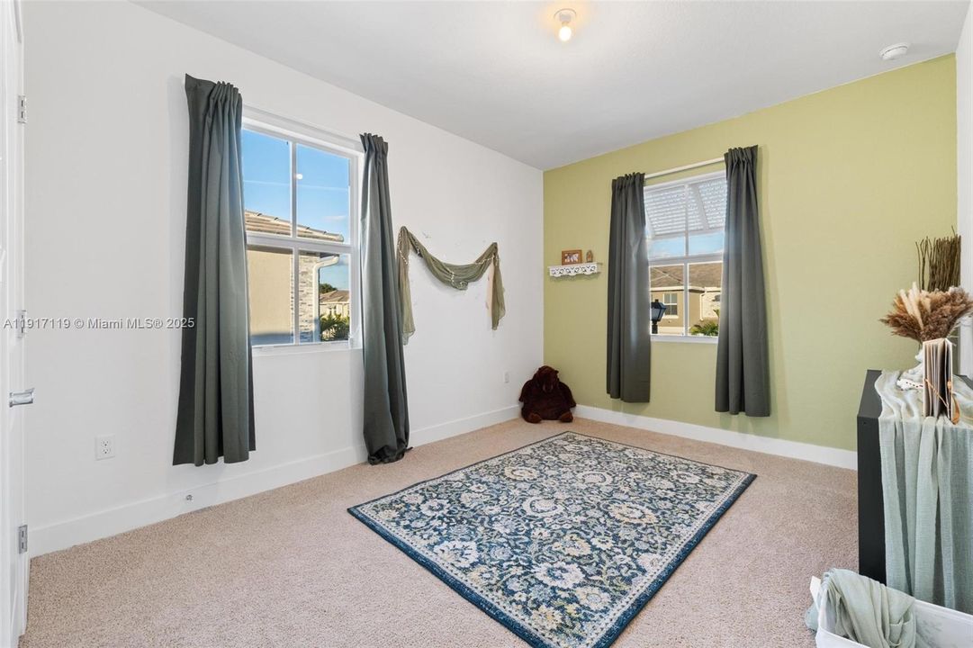 出租: $4,500 (4 贝兹, 3 浴室, 1994 平方英尺)