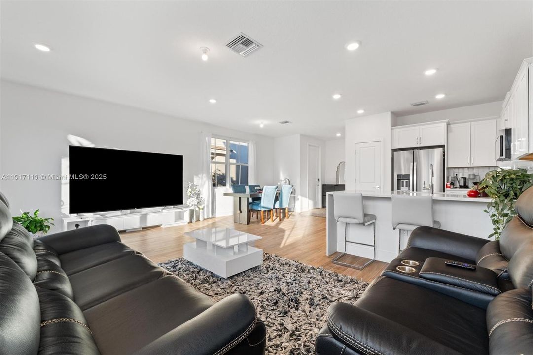 出租: $4,500 (4 贝兹, 3 浴室, 1994 平方英尺)