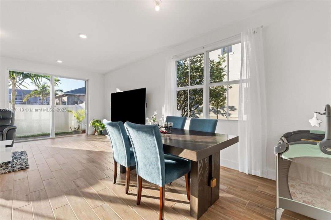 出租: $4,500 (4 贝兹, 3 浴室, 1994 平方英尺)