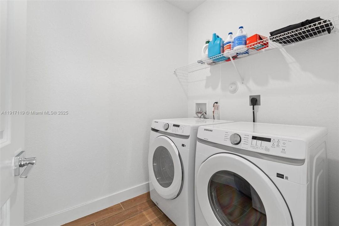 出租: $4,500 (4 贝兹, 3 浴室, 1994 平方英尺)