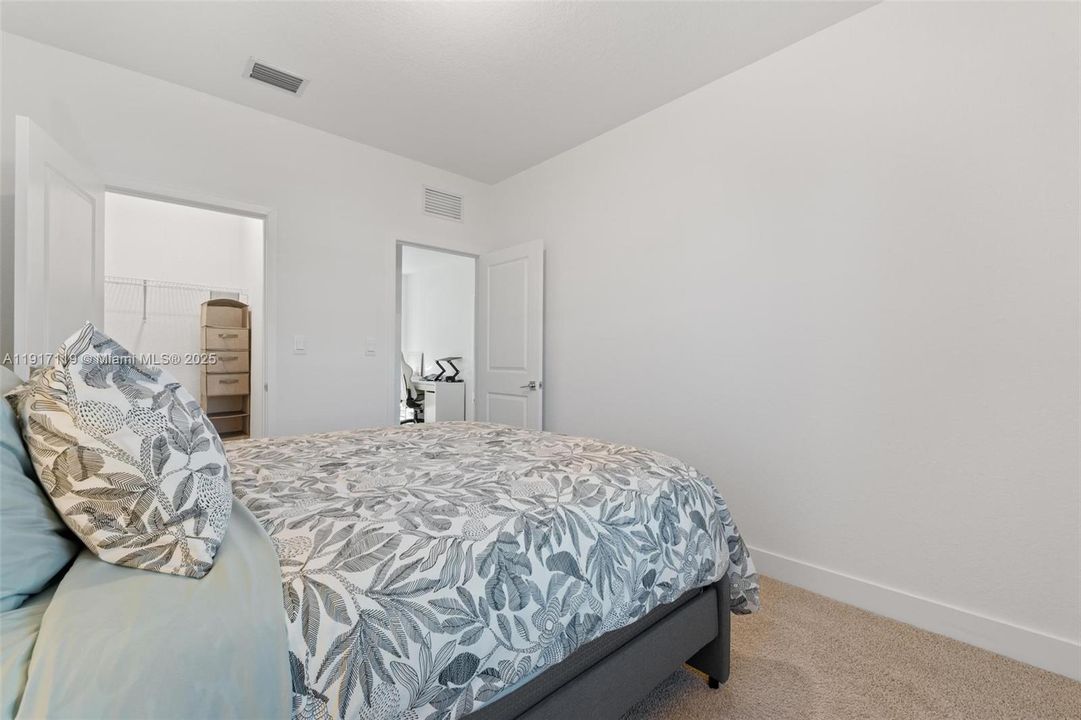 出租: $4,500 (4 贝兹, 3 浴室, 1994 平方英尺)