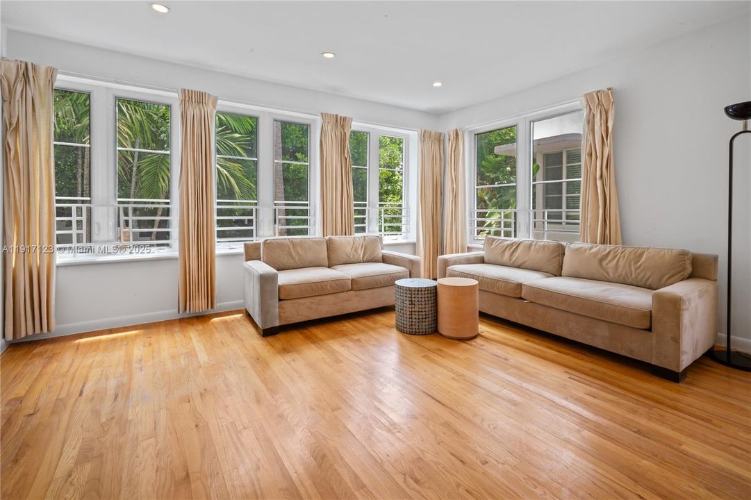 For Rent: $3,200 (2 beds, 2 baths, 1000 Square Feet)