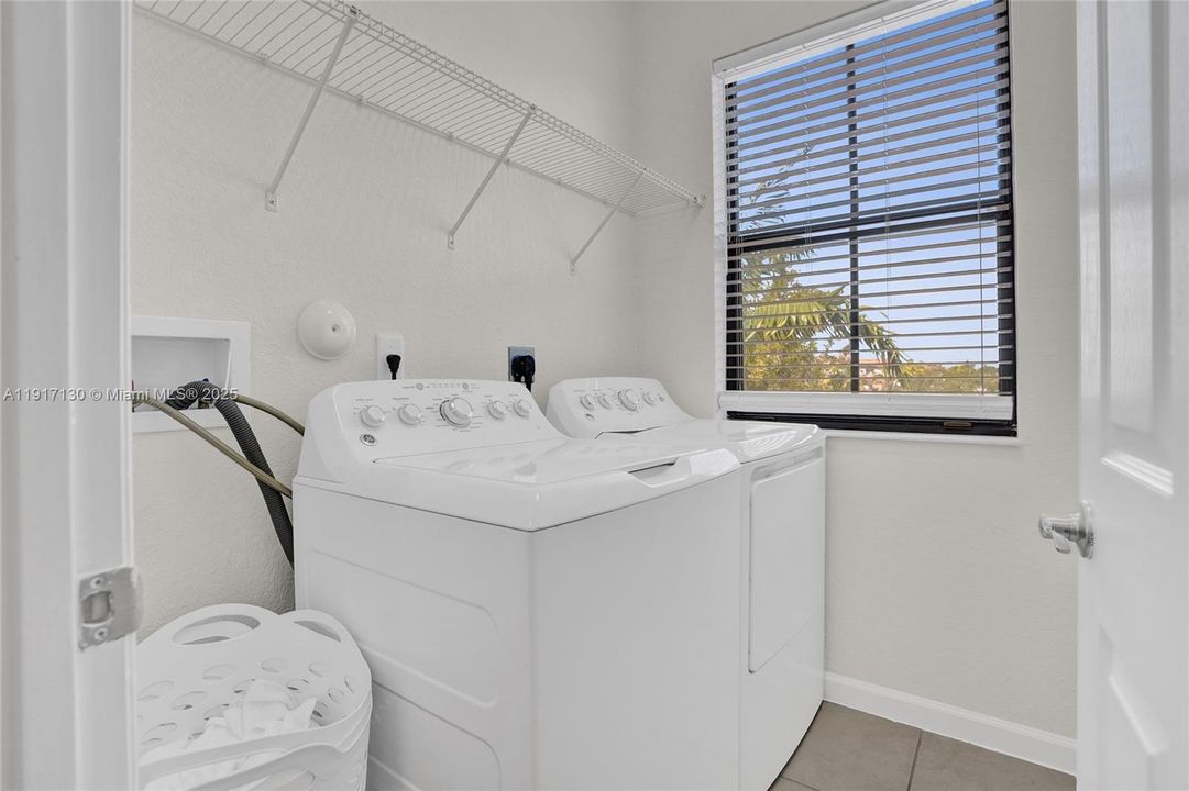 Под контрактом: $489,900 (5 спален, 2 ванн, 2504 Квадратных фут)