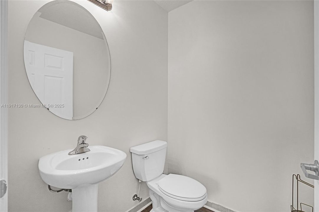 Под контрактом: $489,900 (5 спален, 2 ванн, 2504 Квадратных фут)