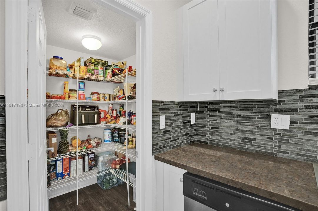 Под контрактом: $489,900 (5 спален, 2 ванн, 2504 Квадратных фут)