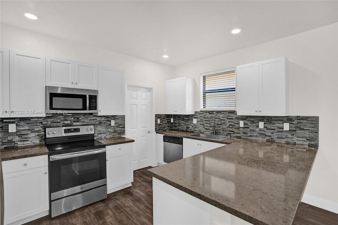 Под контрактом: $489,900 (5 спален, 2 ванн, 2504 Квадратных фут)