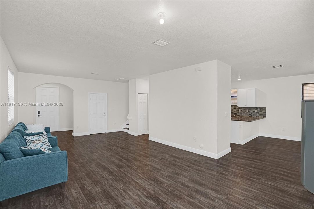 Под контрактом: $489,900 (5 спален, 2 ванн, 2504 Квадратных фут)