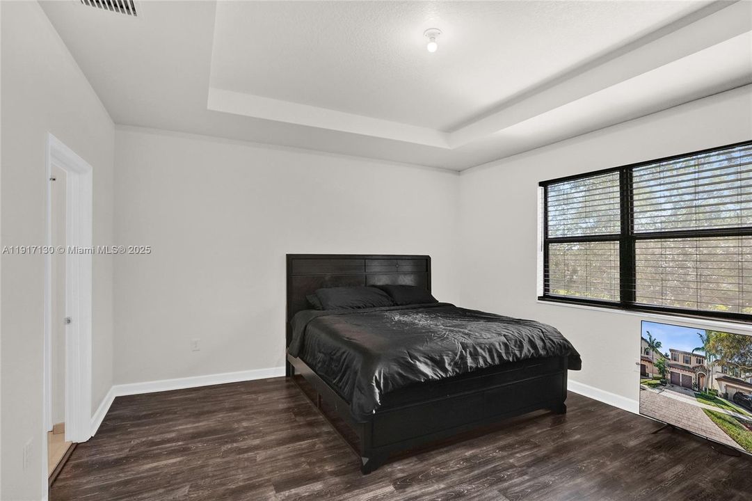 Под контрактом: $489,900 (5 спален, 2 ванн, 2504 Квадратных фут)