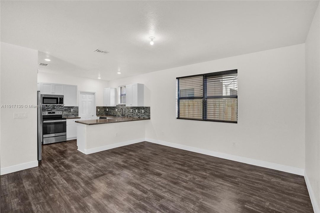 Под контрактом: $489,900 (5 спален, 2 ванн, 2504 Квадратных фут)