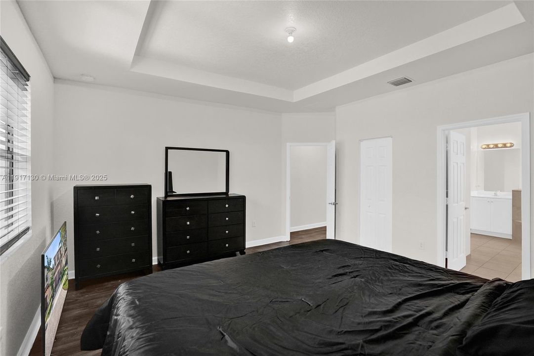 Под контрактом: $489,900 (5 спален, 2 ванн, 2504 Квадратных фут)