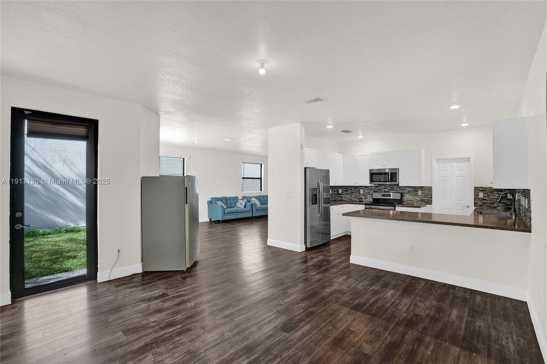 Под контрактом: $489,900 (5 спален, 2 ванн, 2504 Квадратных фут)