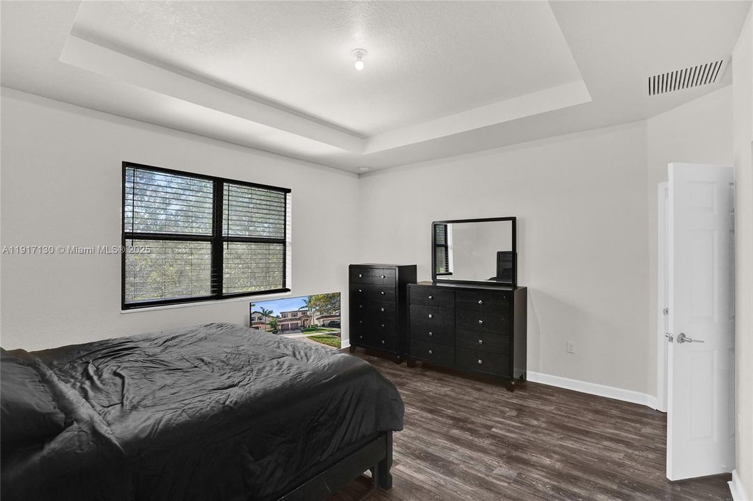 Под контрактом: $489,900 (5 спален, 2 ванн, 2504 Квадратных фут)