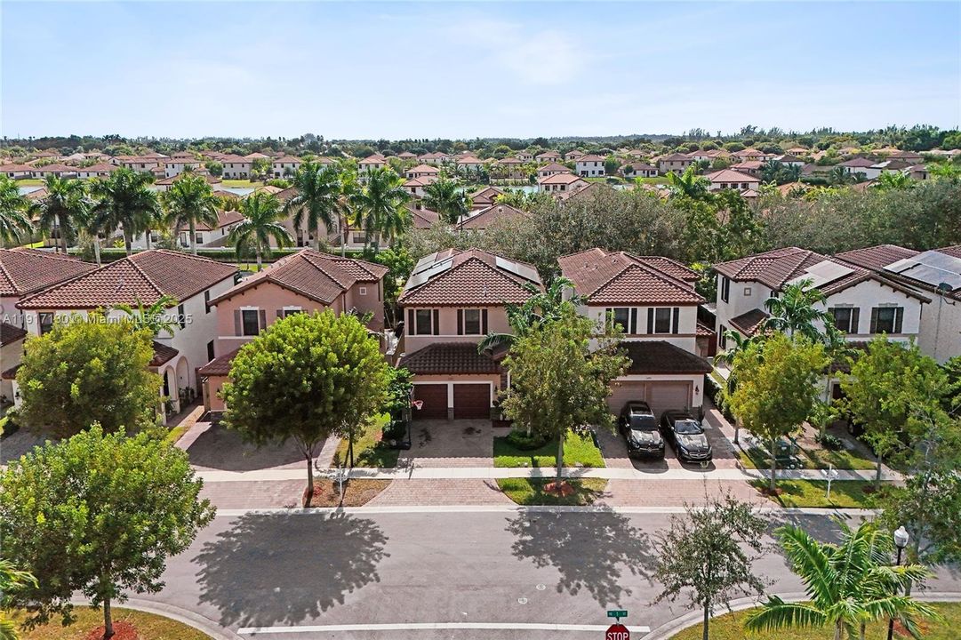 Под контрактом: $489,900 (5 спален, 2 ванн, 2504 Квадратных фут)