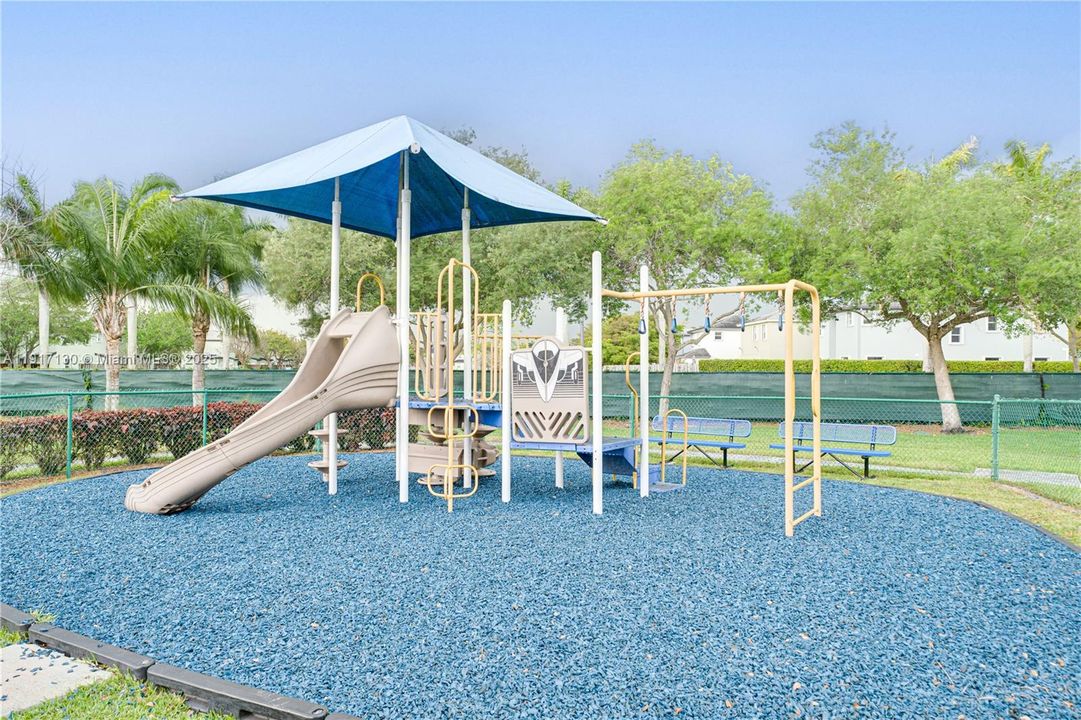 Под контрактом: $489,900 (5 спален, 2 ванн, 2504 Квадратных фут)