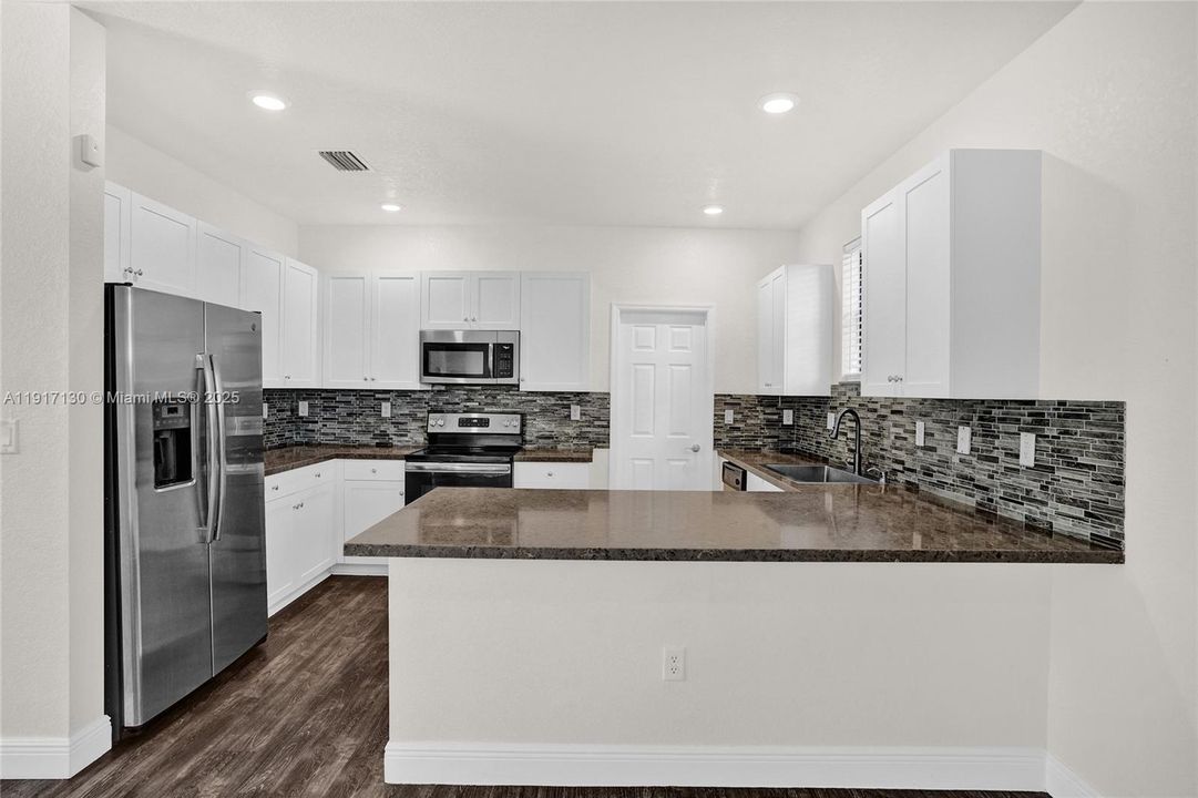 Под контрактом: $489,900 (5 спален, 2 ванн, 2504 Квадратных фут)