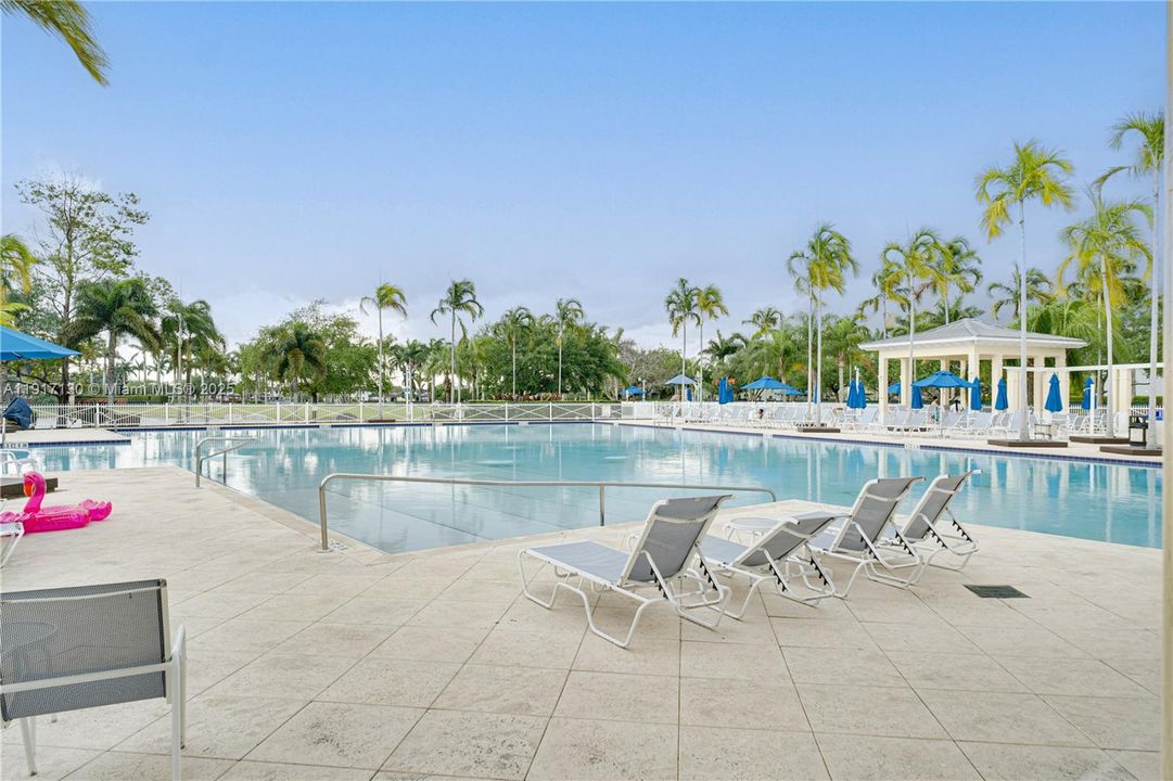 Под контрактом: $489,900 (5 спален, 2 ванн, 2504 Квадратных фут)