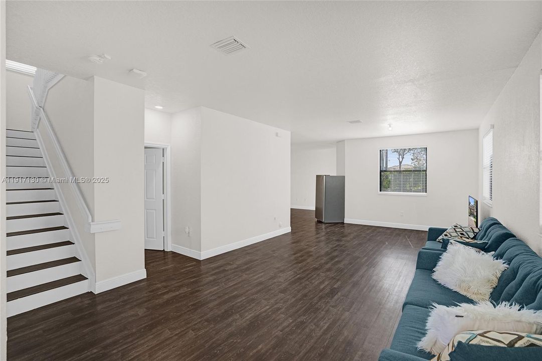 Под контрактом: $489,900 (5 спален, 2 ванн, 2504 Квадратных фут)