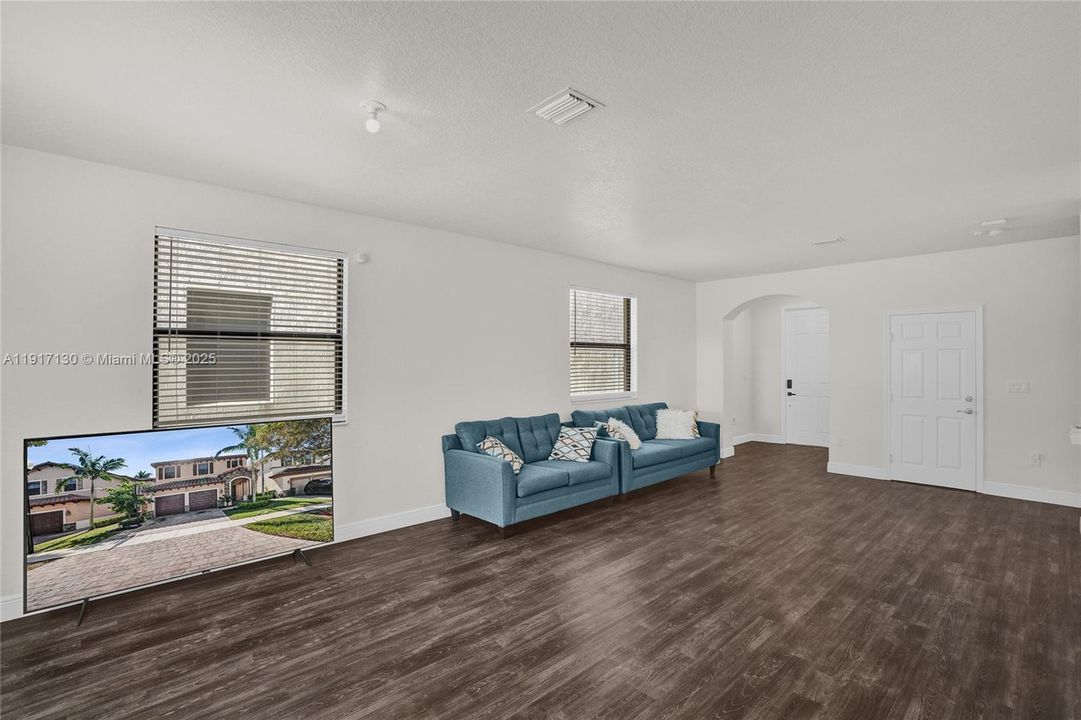 Под контрактом: $489,900 (5 спален, 2 ванн, 2504 Квадратных фут)