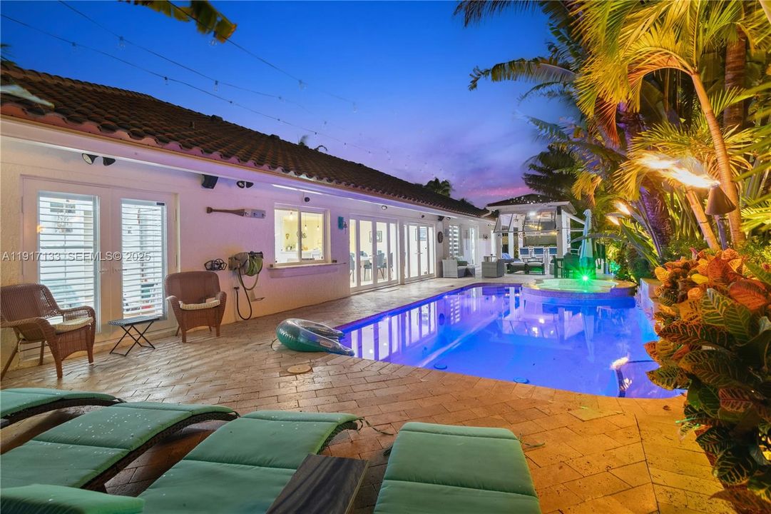 For Sale: $3,795,000 (4 beds, 3 baths, 3261 Square Feet)